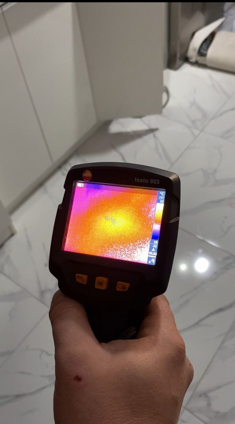 Kırklareli su kaçağı tespiti için termal kamera ve akustik dinleme cihazı kullanan tesisat ustası.