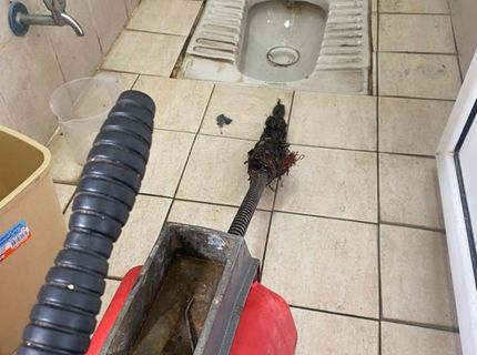 İpsala tıkanıklık açma operasyonlarında boru içi hidrolik direnci artıran laminer akış ve türbülanslı akış rejimlerinin akışkanlar mekaniği diyagramı.